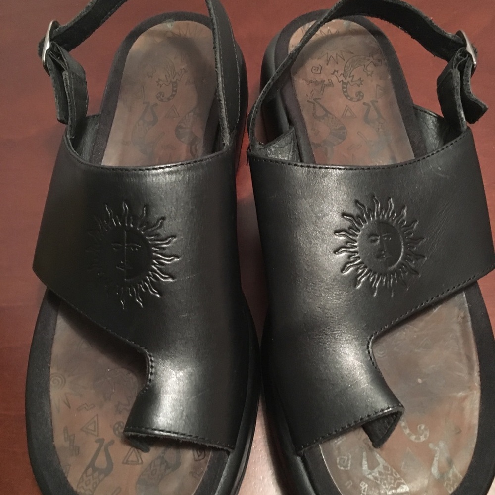 RARE DANSKO SUN TOOLED SANDALS
